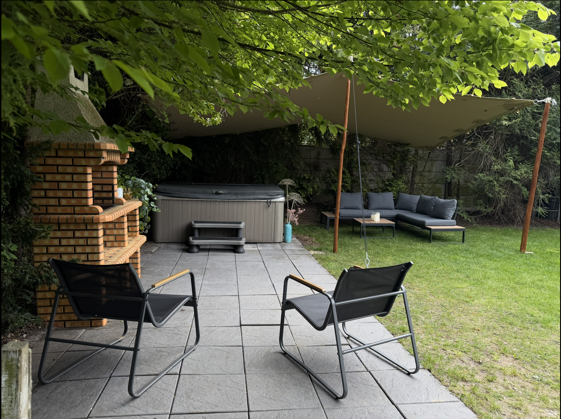 Stretchtent op maat in luxe tuin met  terras en jacuzzi overdekt