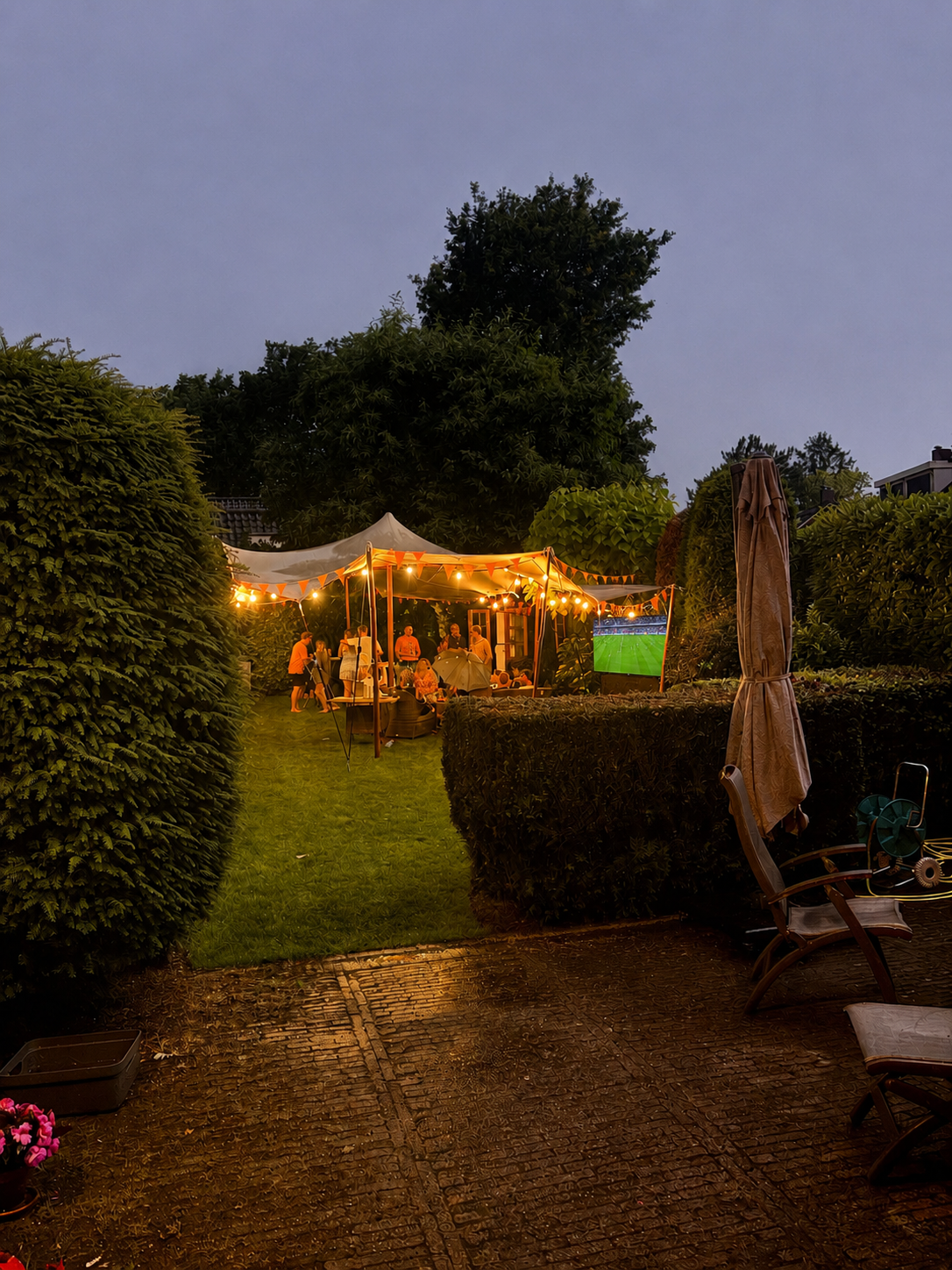 Stretchtent bij openluchtzwembad de sijsjesberg als stijlvolle schaduwdoek overkapping voor terras, recreatiegebied en zomerse evenementen