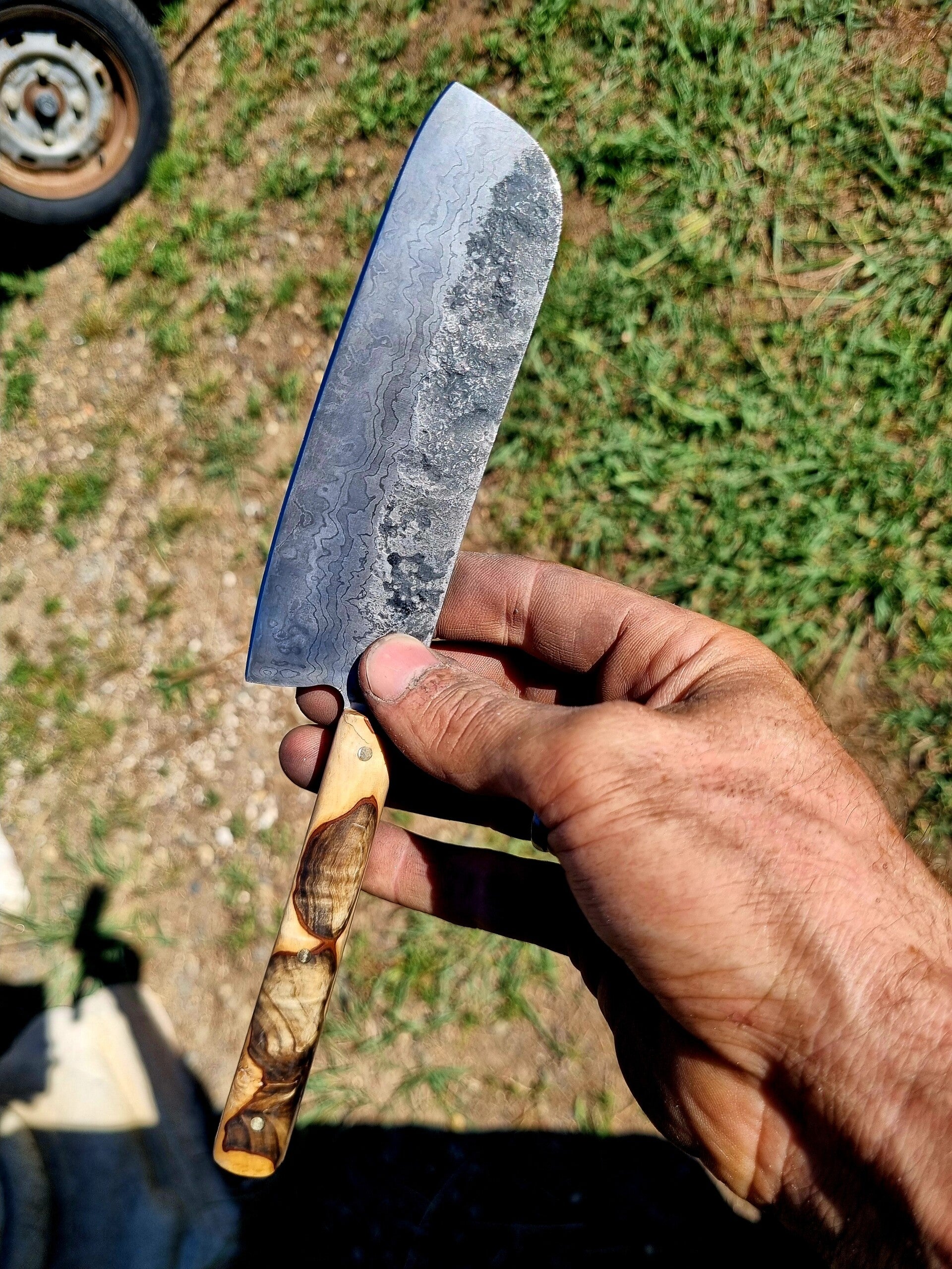 couteau de cuisine forgé en sandwich damas avec cœur en acier carbone.