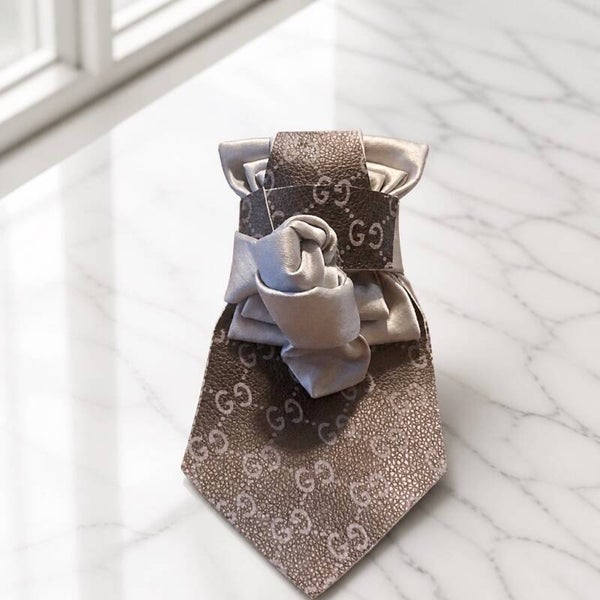 Short stubby necklace tie