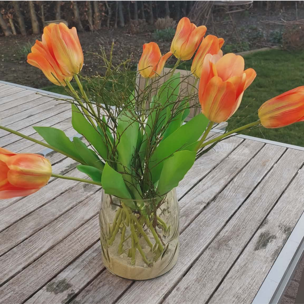 Licht groene vaas met 9 zijden oranje tulpen