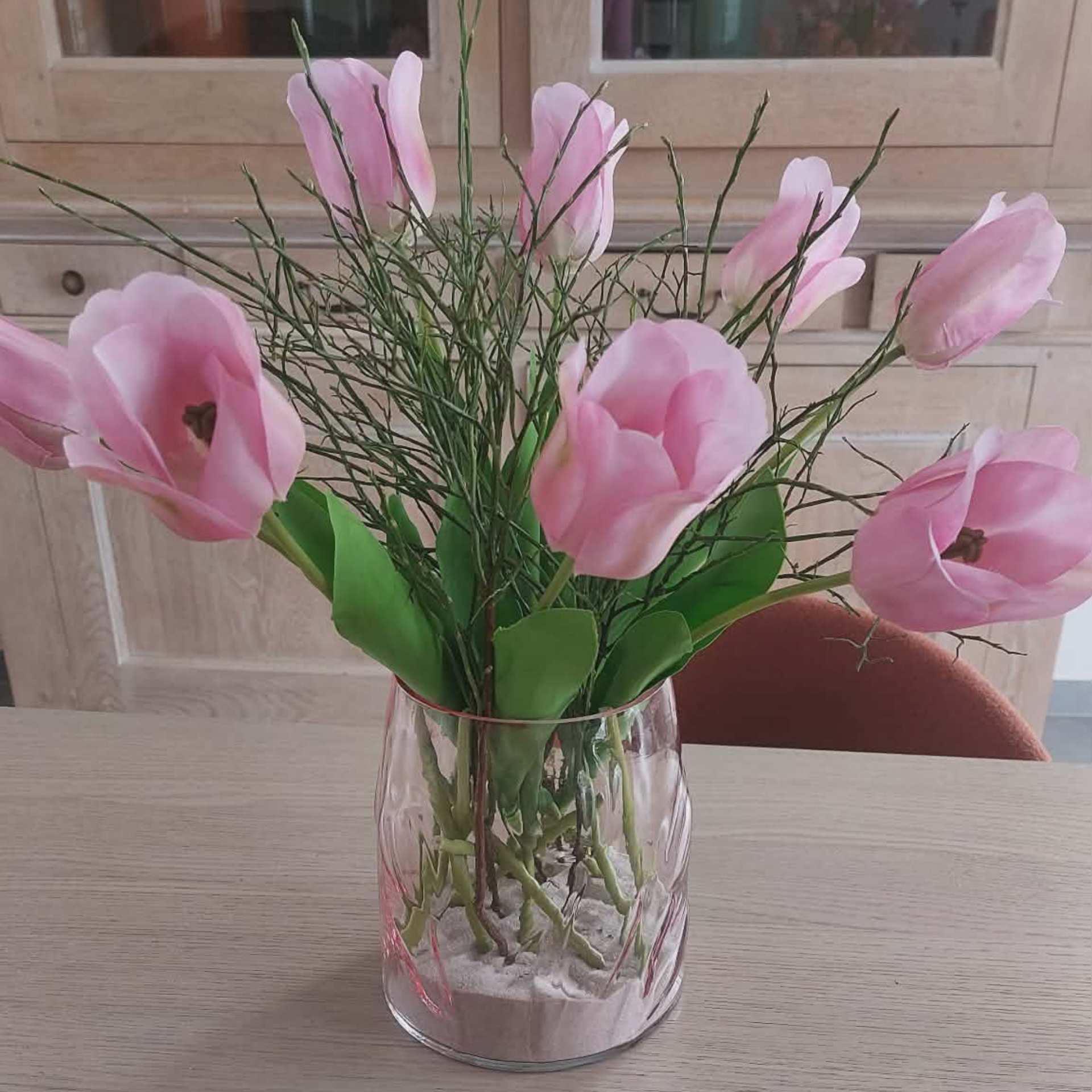 Roze vaas met 9 roze zijden tulpen