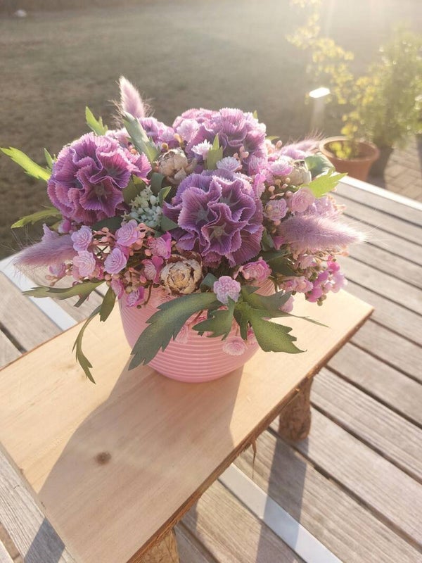 Lila bloemstuk  in oud roze keramiek
