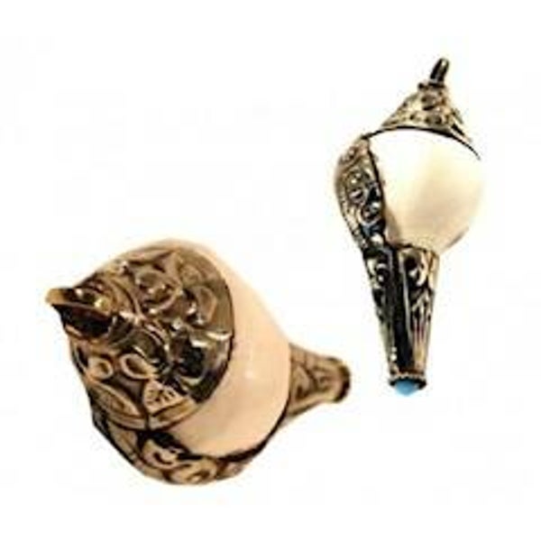 Rituele schelp hanger met witmetaal