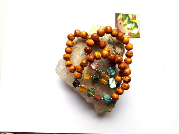 Elastisch armband hout met waslaag en gekleurde schelpen