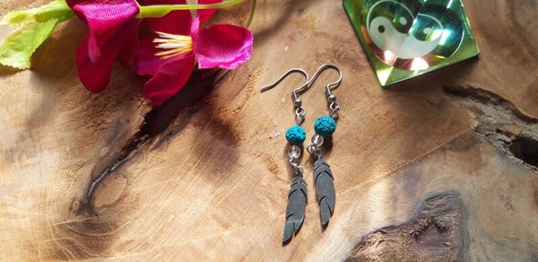 Oorbel lava turquoise met bergkristal en veer