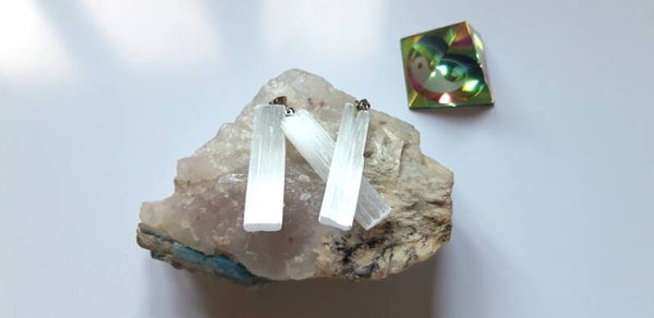 Witte seleniet ruw edelsteenhanger