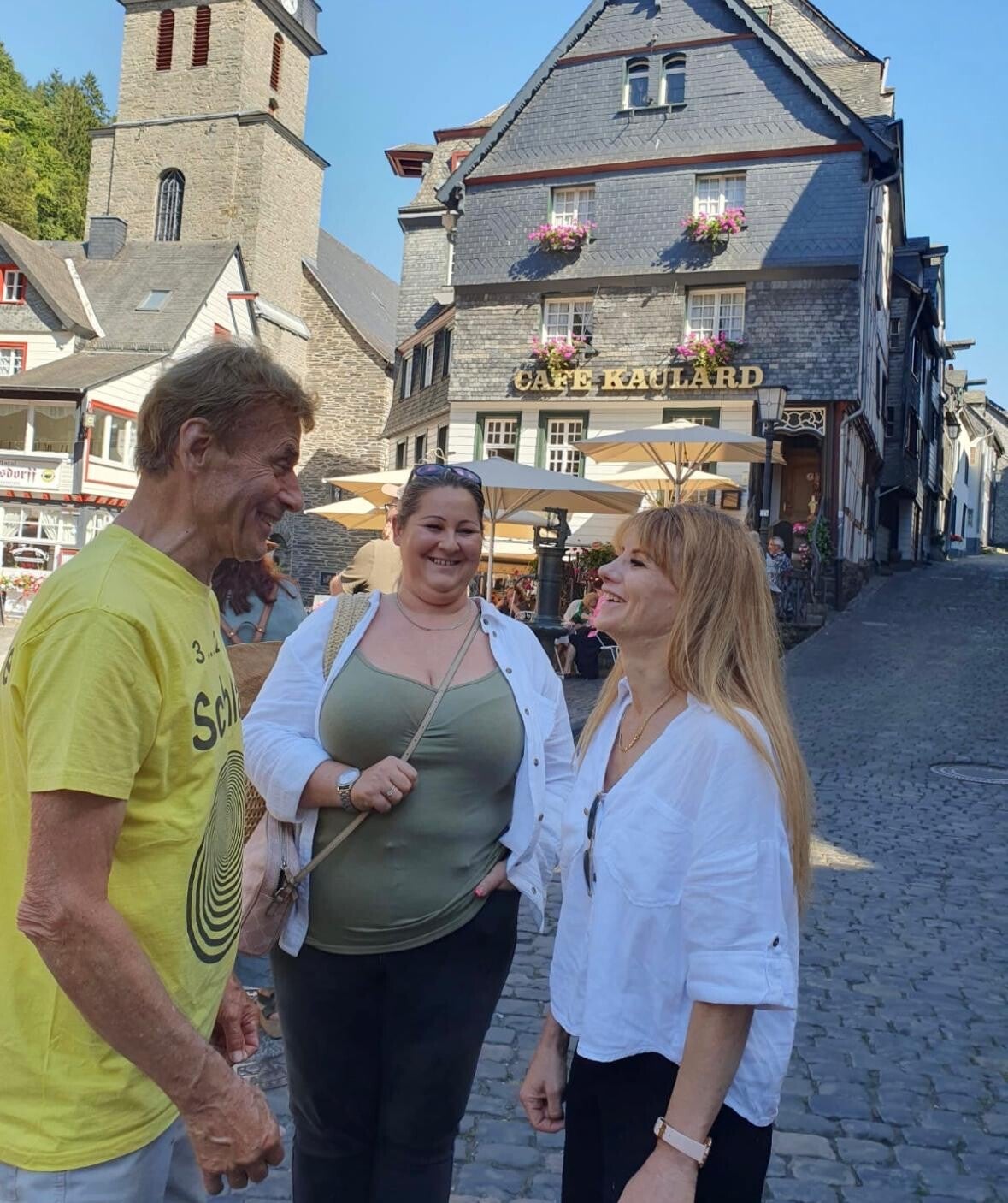 Gesprächssituation mit mehreren bei öffentlicher Mitmachaktion auf Marktplatz