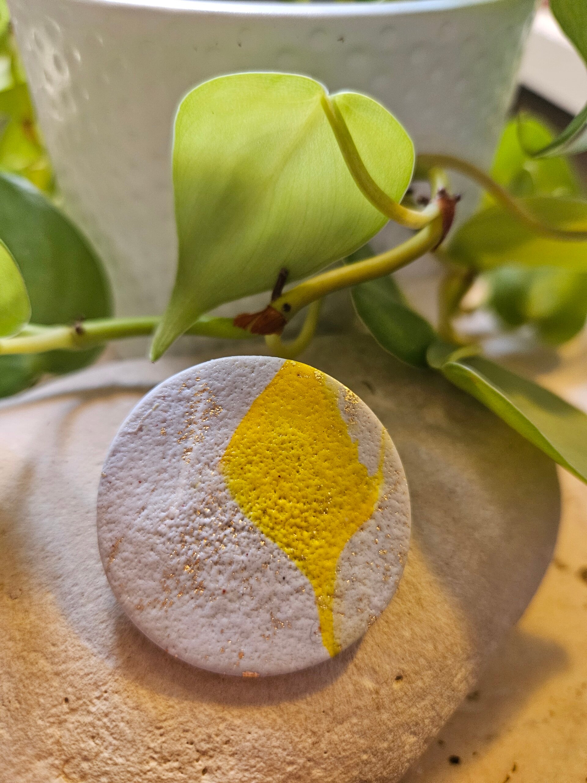 Broche Eglantine dorée - gris, jaune et blanc