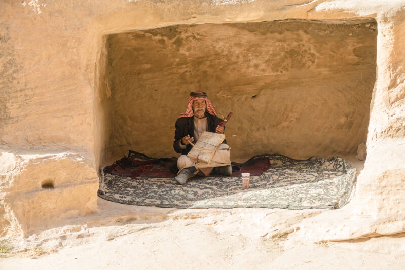 Muzikant speelt op rabane