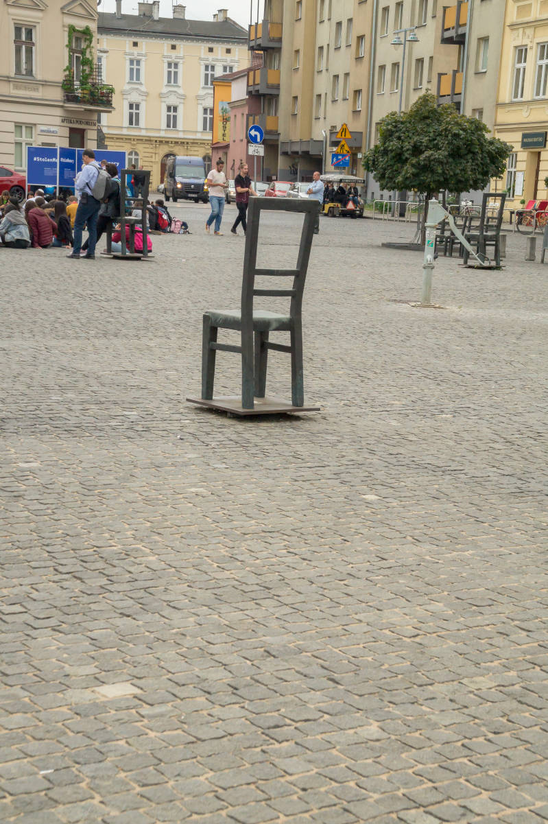 Plein met 60 stoelen voor de slachtoffers uit WO II