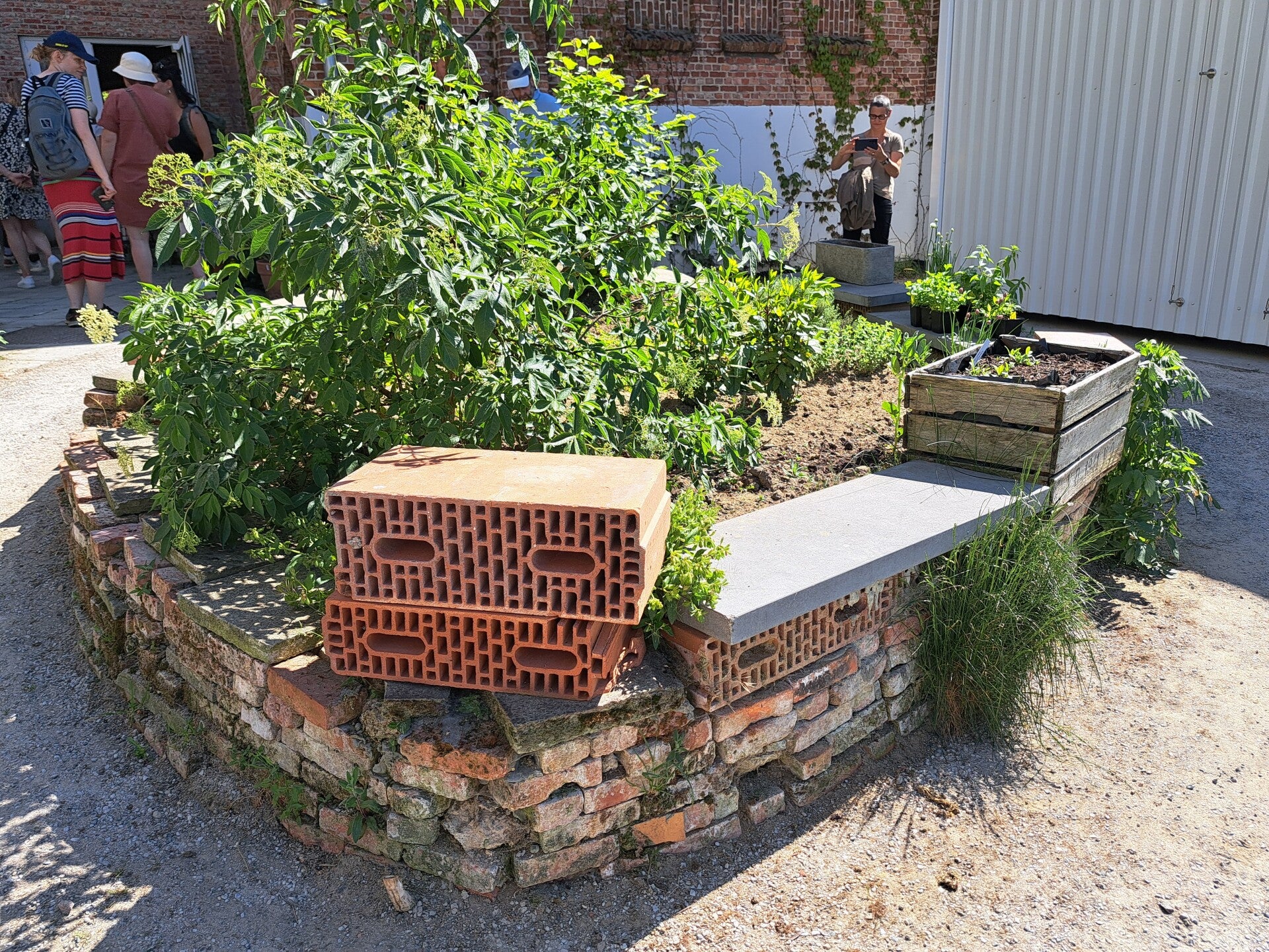 Stapelmuurtje van resten stenen en puin