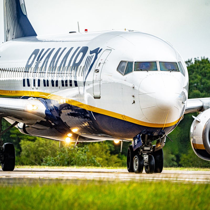 Ryanair 737-800 @LBA