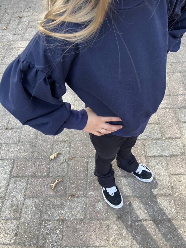 Blauwe sweater pofmouw