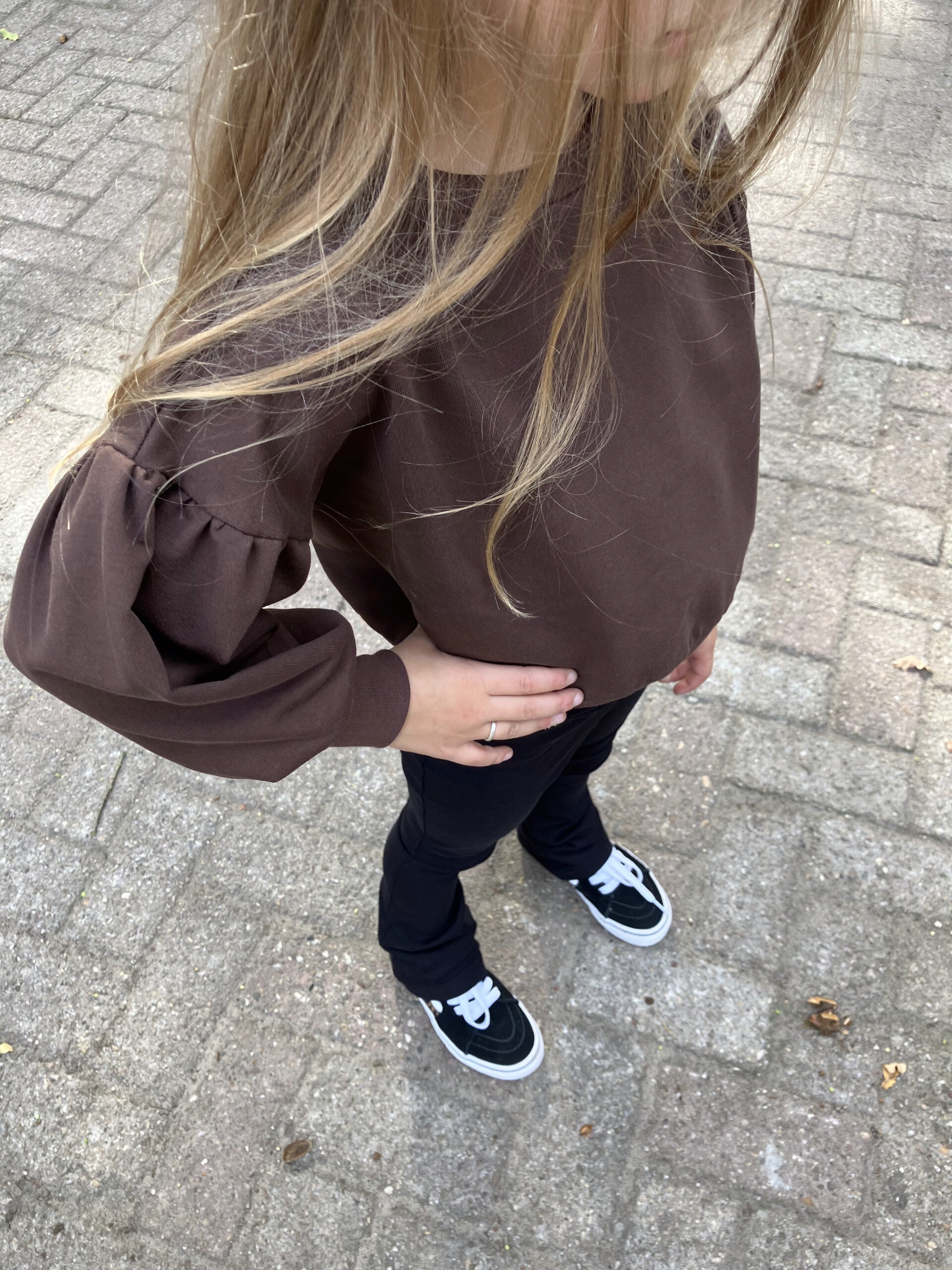 Bruine sweater pofmouw