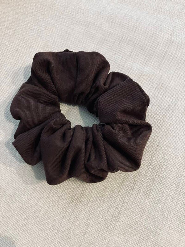 Scrunchie donker bruin.