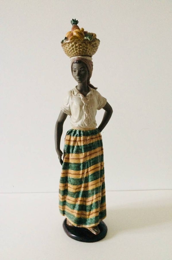 Llardo Nao Antillana n° 406 Lady with Fruit large Statue, Spain 1984
