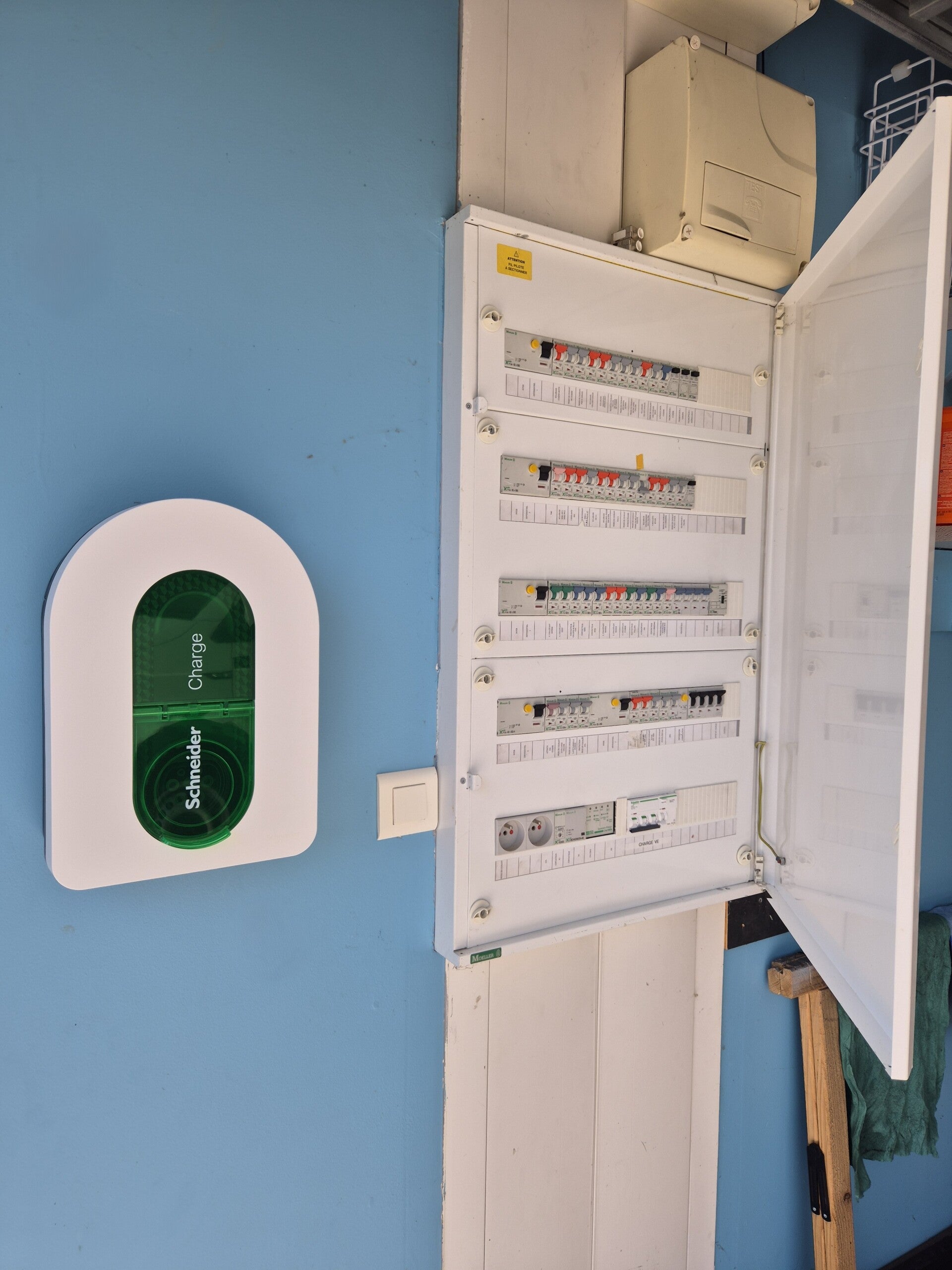 Borne connectée SCHNEIDER CHARGE Fréville 22kw 