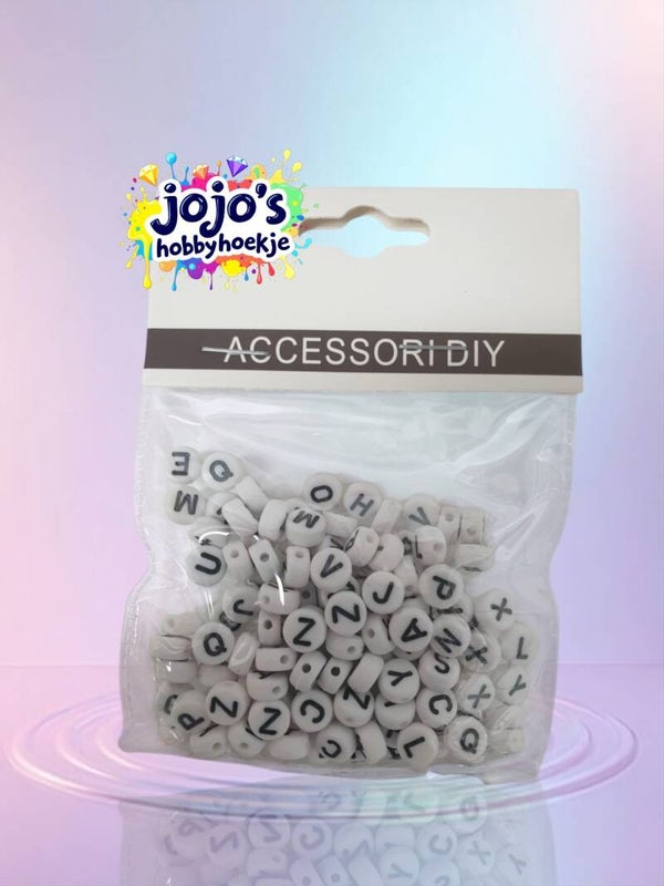 Witte Ronde Kralen met Zwarte Letters – Perfect voor DIY Armbanden en Kettingen