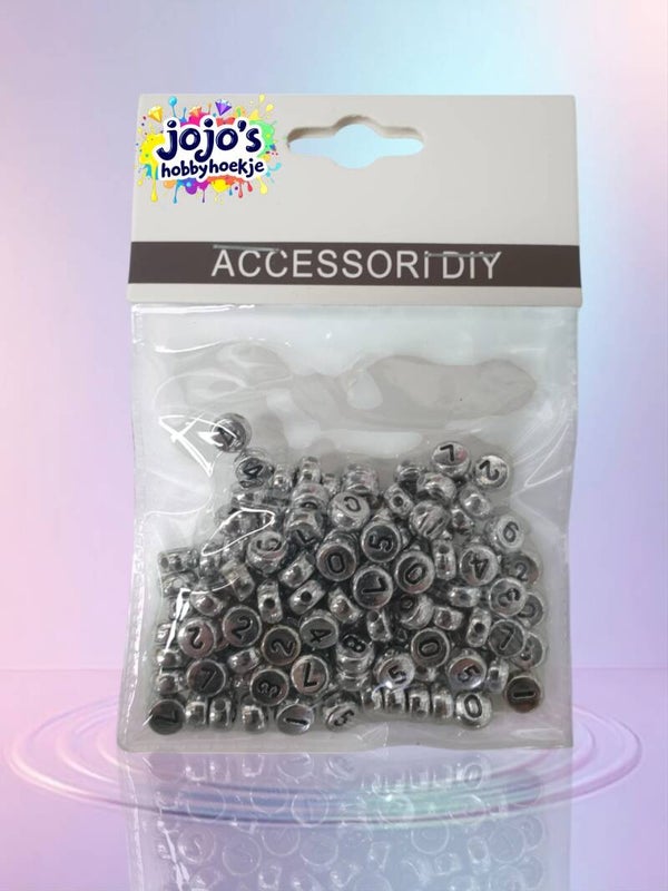 Zilveren Ronde Kralen met Zwarte Letters – Perfect voor DIY Armbanden en Kettingen