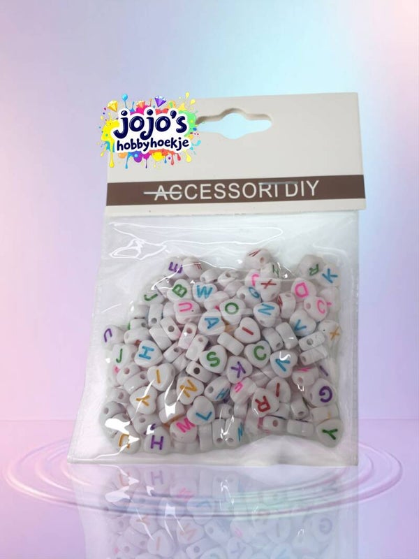 Witte Hartvormige Kralen met Gekleurde Letters – Perfect voor DIY Armbanden en Kettingen