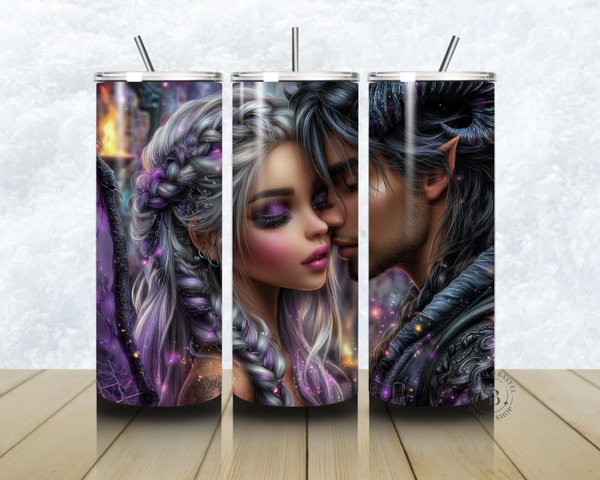 🧝‍♀️💜 Thermobecher – „Magische Liebe – Elfenpaar im Licht“ – 20 OZ inkl. Strohhalm