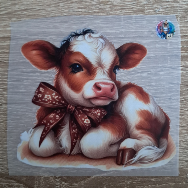 Kuh mit brauner Schleife