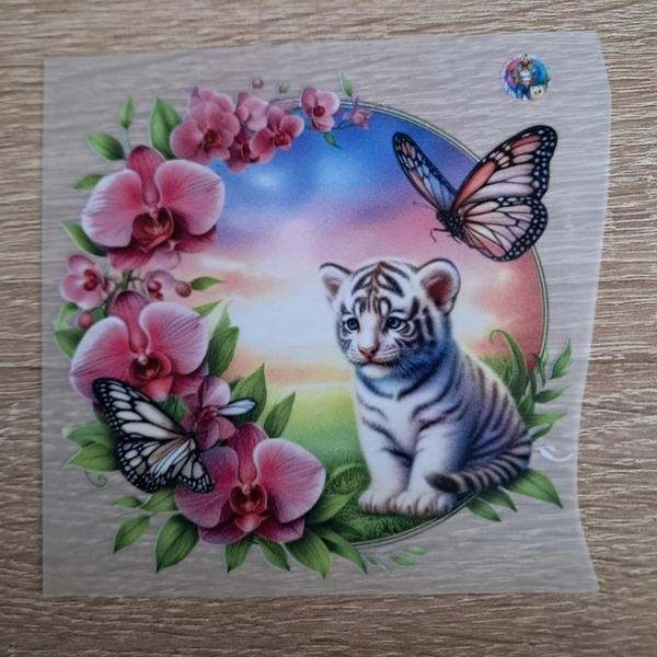 Ein weißer Tiger umgeben von Schmetterlingen und Orchideen.