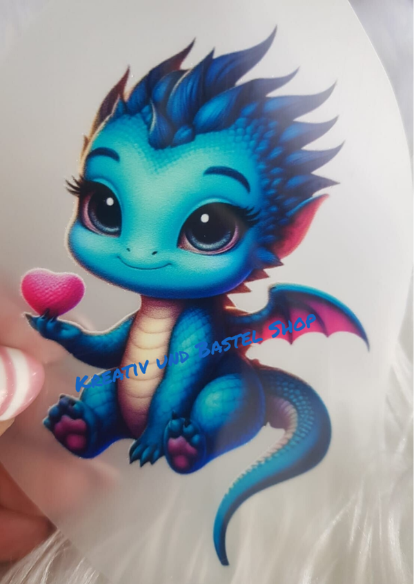 Bügelbild "Babydrache mit Herz in der Hand"