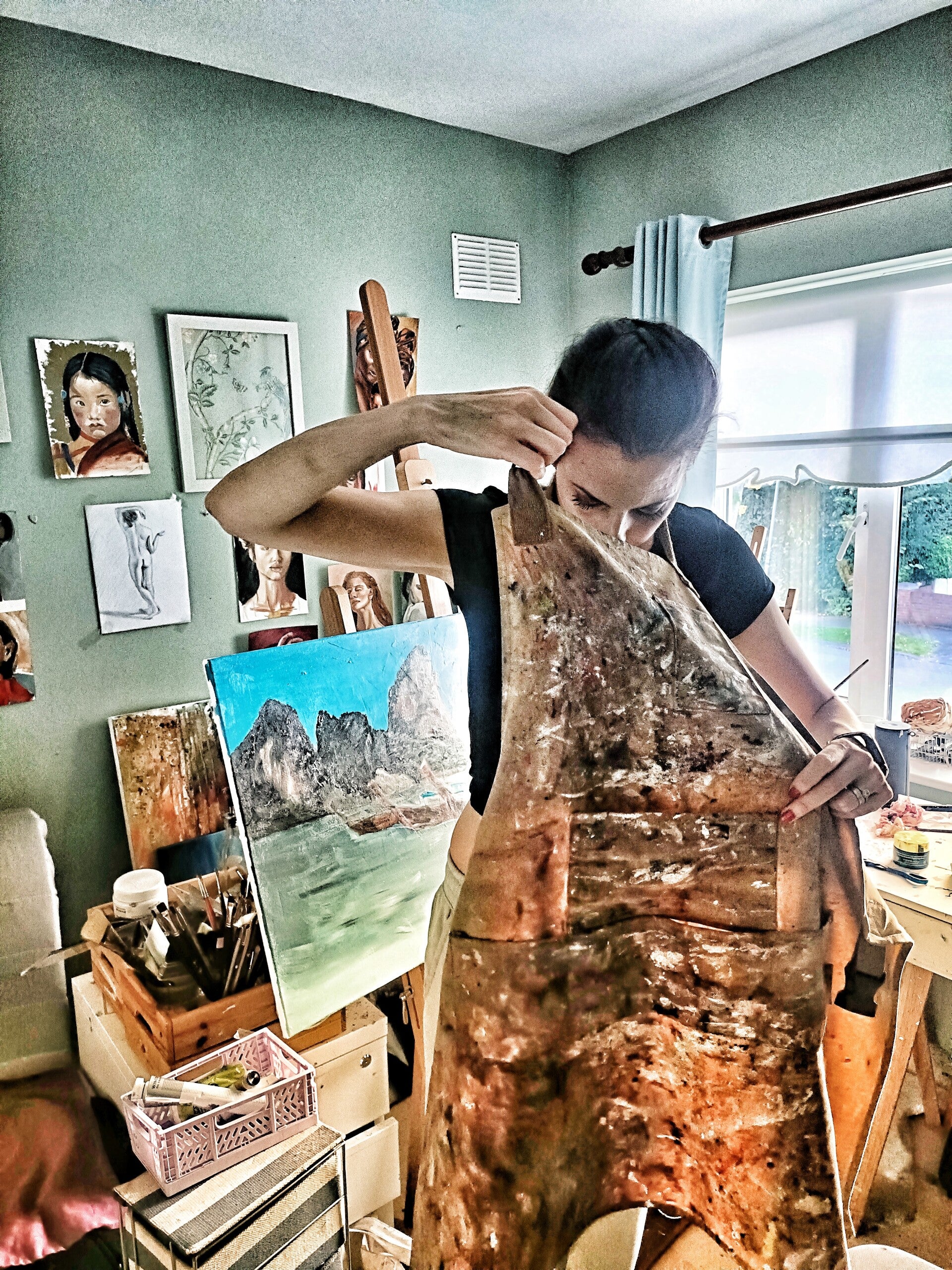 Annalisamongio Mongiò removing apron