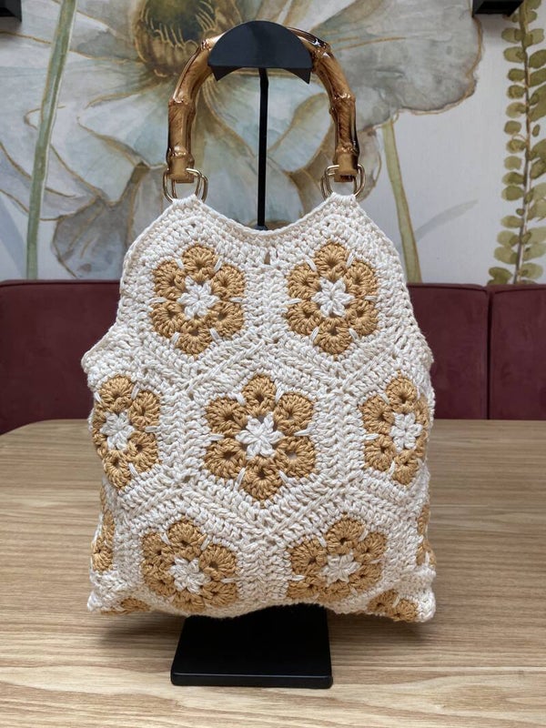 Zomerse handtas in lichte kleuren