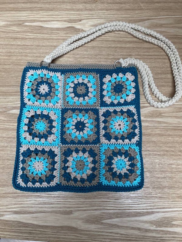 Schoudertas in blauwtinten en langer handvat