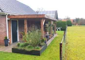 Houten aanbouw bouwen in de tuin.