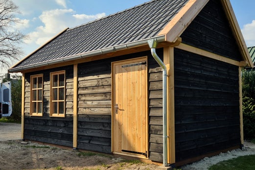 Op maat gemaakt tuinhuis van lariks Douglas.
