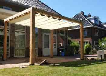 Houten overkapping met zonnedoek kopen.