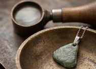 necklace-rivers-close-up-3-standard-yrg4x2.png