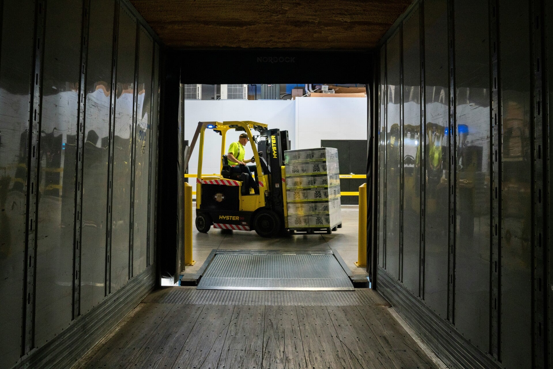 Lkw entladen - Was zu beachten ist und Sicherheitsmaßnahmen