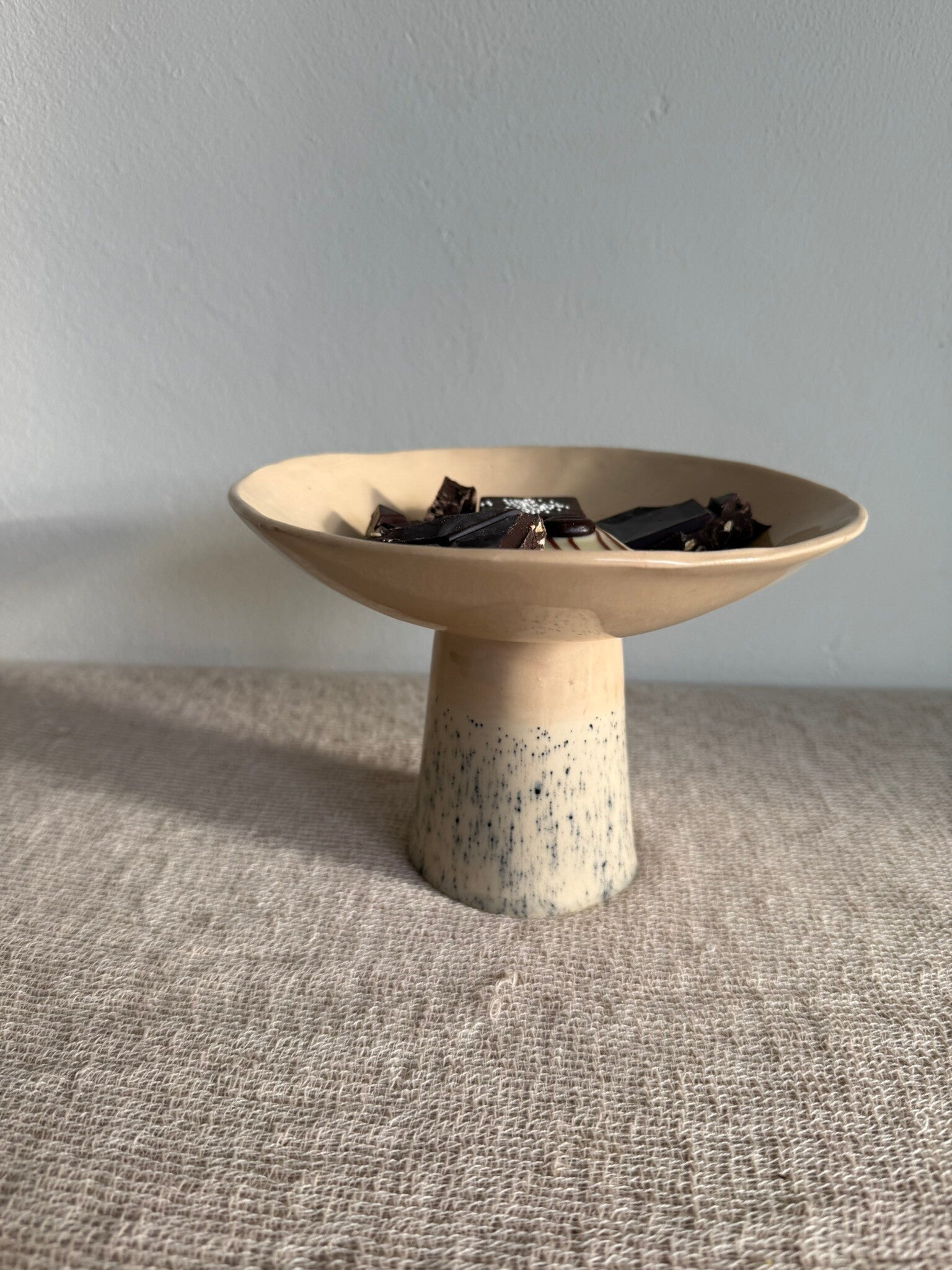 Presentatieschaal op Voet | Cream & Blue Speckle