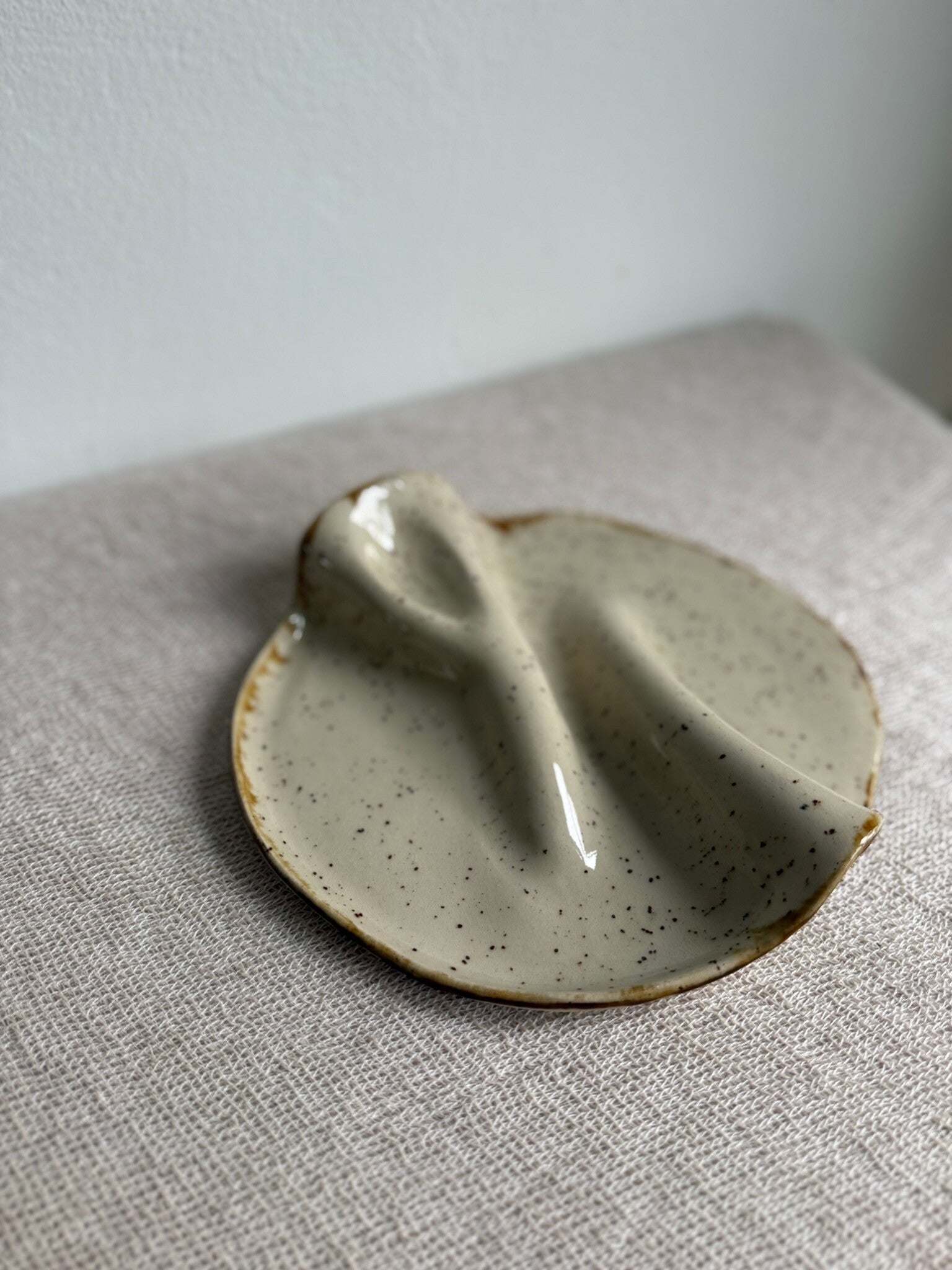 Wavy Plate | Speckled Cream