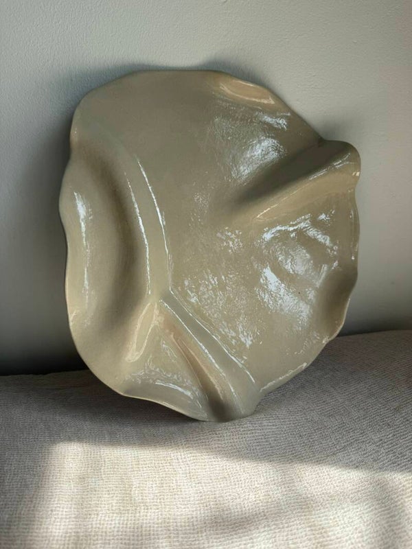 Wavy Ruffle Plate XL | Sandy Beige