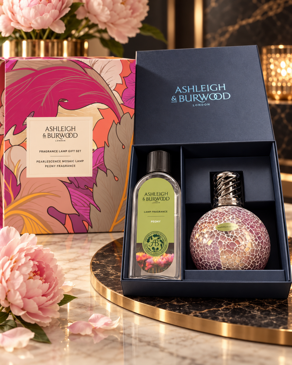 Pearlescence Peony – Exclusieve Ashleigh & Burwood Geurlamp Giftset