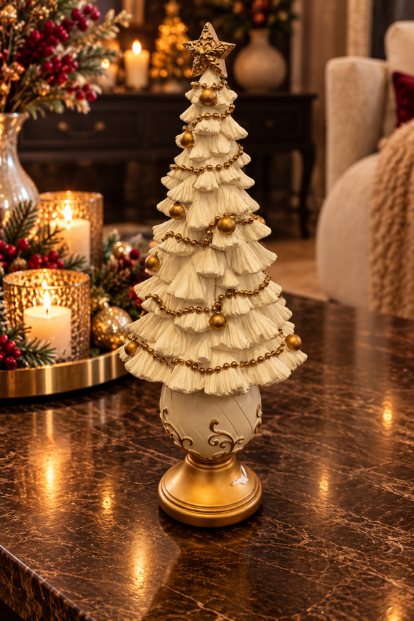 Royal Christmas – Luxe Decoratieve Kerstboom met Gouden Kerstballen – Crème & Goud