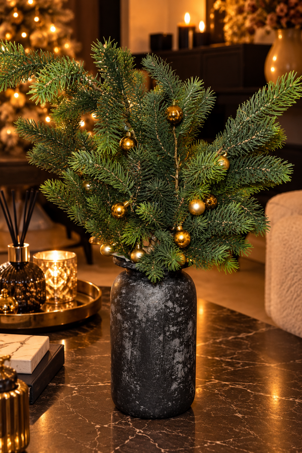 Golden Forest – Luxe Kerstboeket met Gouden Kerstballen en Rustieke Vaas