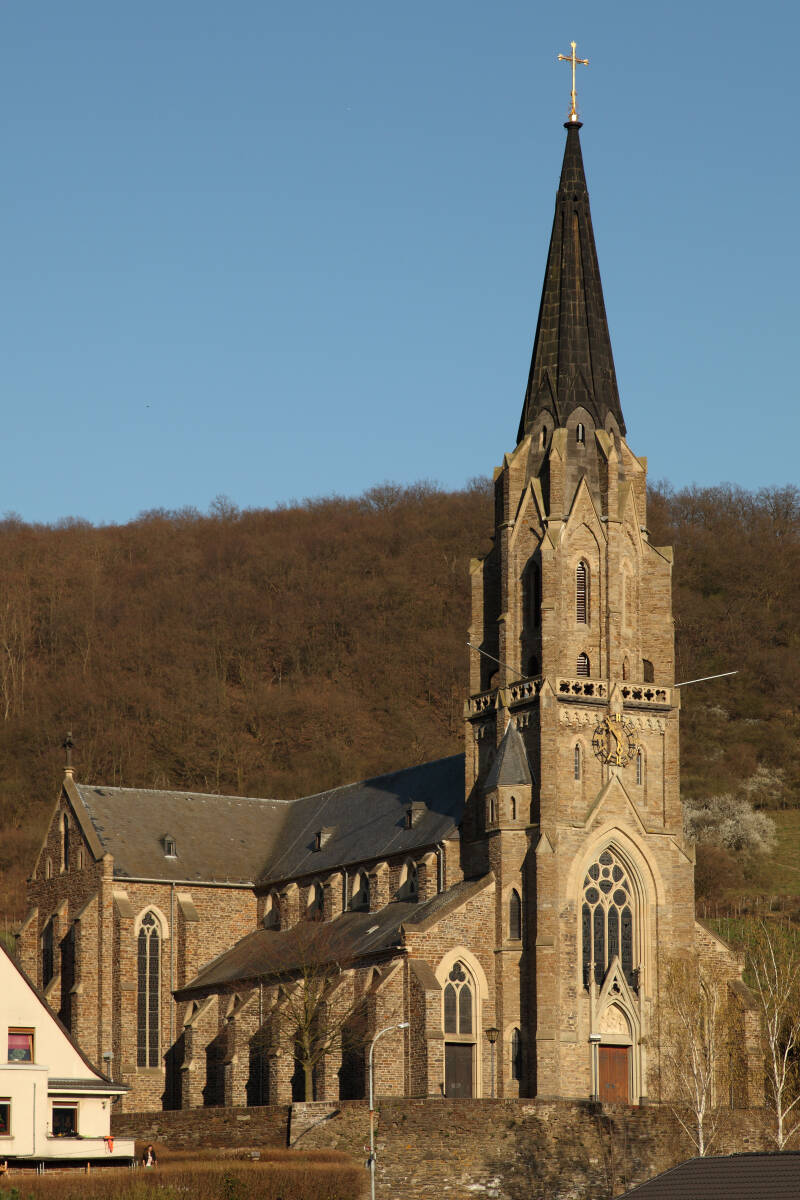 Bild der katholischen St. Suibertus Kirche in Rheinbrohl im Sonnenlicht