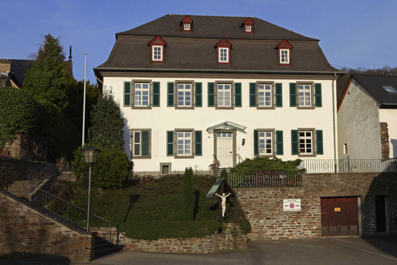 Bild der von Pater August Nierling  erschaffenen Kreuzigungsgruppe neben der kath. St Suitbertuskirche