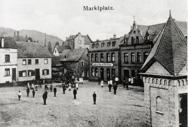 Rheinbrohler Marktplatz vor dem 2. Weltkrieg mit dem im Krieg zerstörten Bußkreuzkapellchen 