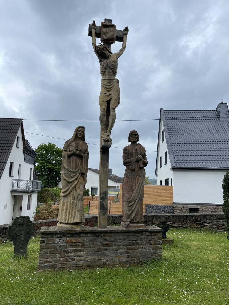 Bild der von Pater August Nierling  erschaffenen Kreuzigungsgruppe neben der kath. St Suitbertuskirche