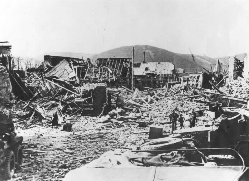 Der Rheibrohler Marktplat am Ende des 2. Weltkrieges