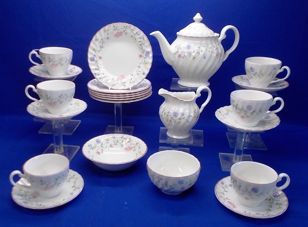 16046. Johnson Brothers 'Summer Chinze'