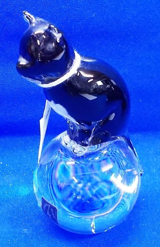 45281. Paperweight poes